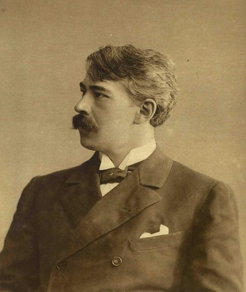 Historical portrait photograph of Konstantin Stanislavski.